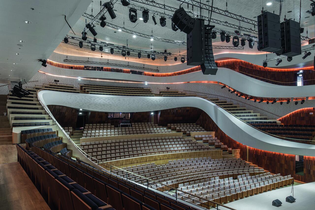 Какие есть концертные залы. Московский концертный зал Зарядье большой зал. Концертный зал Зарядье зал. Филармония Зарядье. Зарядье концертный зал вестибюль.